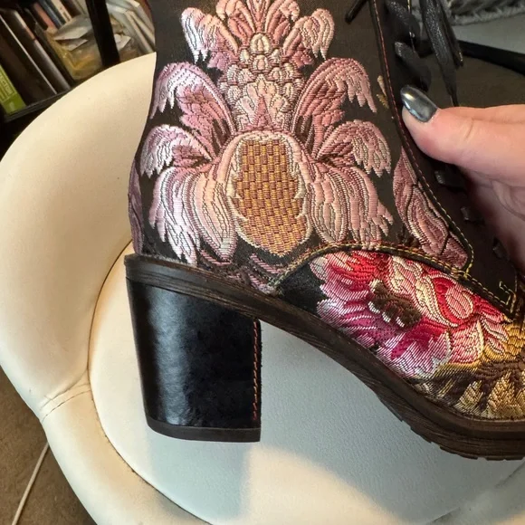 L’Artiste New in Box Elegant Floral Lace-Up Boots - Black and Pink Brocade Sz 8 - Picture 5 of 10